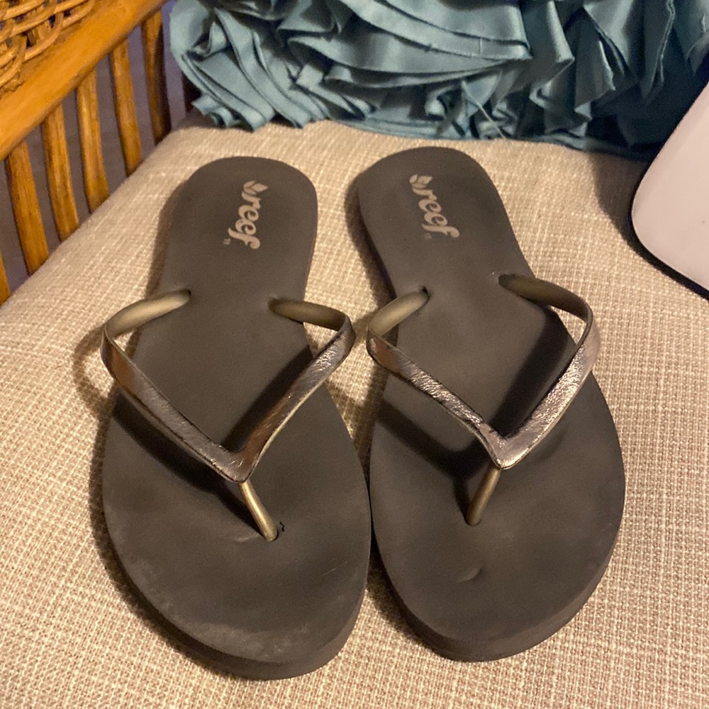 🌻REEF gold/gray flip-flop. Size 11. (G003)